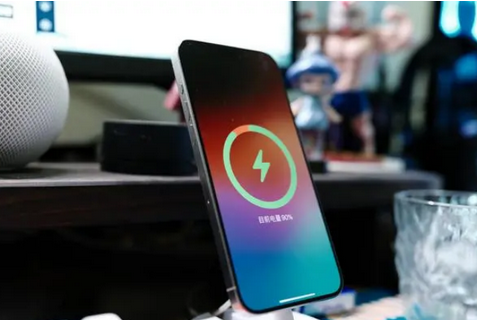 河口苹果15换屏服务分享用什么充电器给iPhone15充电更好 